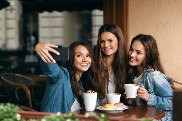 Amici che si divertono, scattare foto nel caffè . — Foto Stock