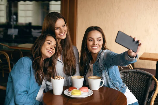 Όμορφα κορίτσια στο Cafe λήψη Selfie φωτογραφία στο τηλέφωνό. — Φωτογραφία Αρχείου
