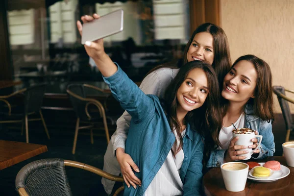 Hermosos amigos tomando fotos en el café . — Foto de Stock