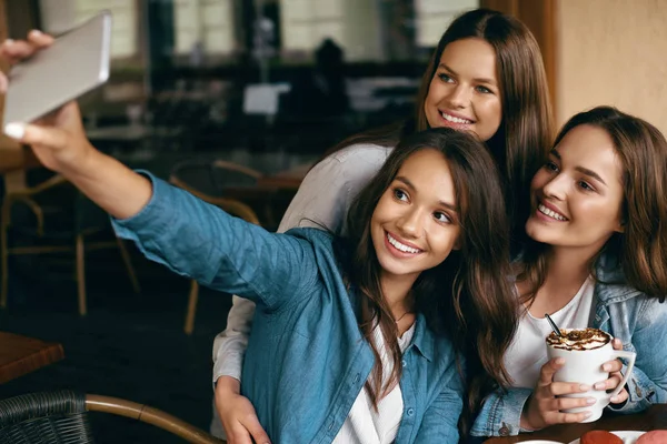 Amigos divirtiéndose, tomando fotos en el café . — Foto de Stock