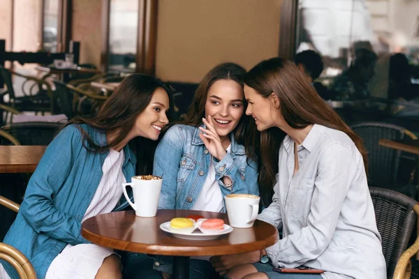 Klatsch und Tratsch. Freunde mit Kaffee sprechen im Café. — Stockfoto