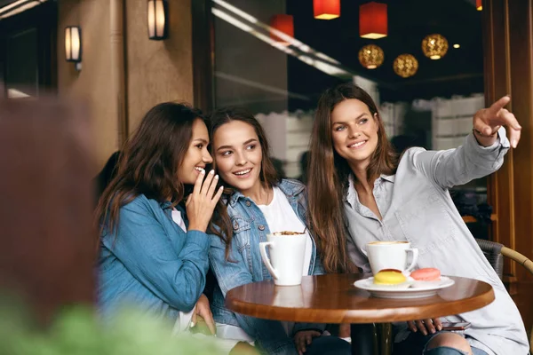 Chicas Chismosas. Amigos con café hablando en el café . — Foto de Stock