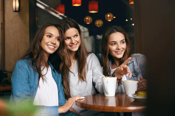 Girls In Cafe. Amigos bebendo café e conversando — Fotografia de Stock