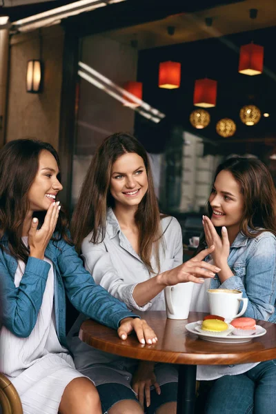 Chicas Chismosas. Amigos con café hablando en el café . — Foto de Stock