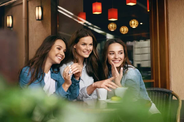 Holky drbou. Přátelé s kávou v Cafe. — Stock fotografie