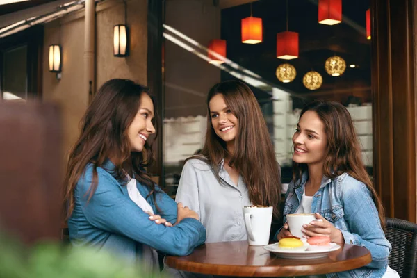 Frauen im Café. schöne Mädchen im Gespräch mit Tassen Kaffee. — Stockfoto