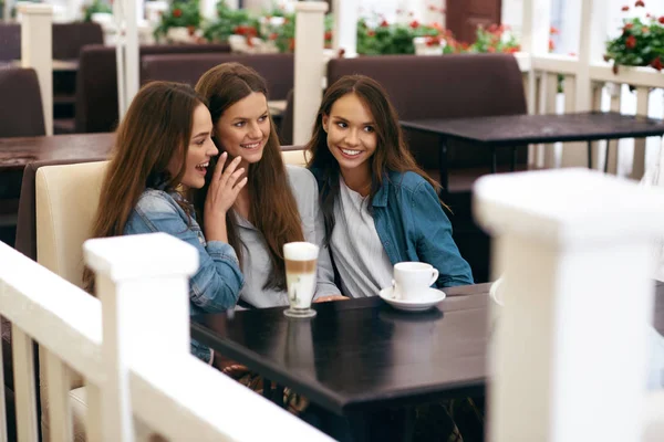 Chicas en Café. Amigos bebiendo café y hablando — Foto de Stock