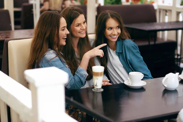 Mädchen im Café. Freunde trinken Kaffee und reden — Stockfoto