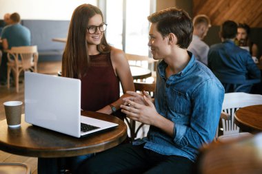 Güzel çift Cafe içinde defter üzerinde çalışıyor.
