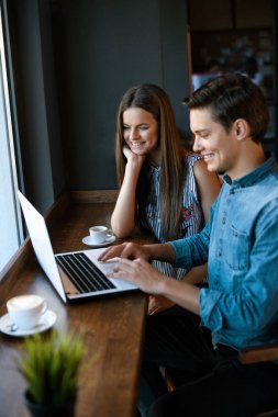 Güzel çift Cafe içinde defter üzerinde çalışıyor.