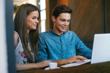 Güzel çift Cafe içinde defter üzerinde çalışıyor.