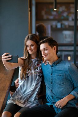 Kaç Cafe içinde. Telefon çekimi fotoğraf genç Çift.