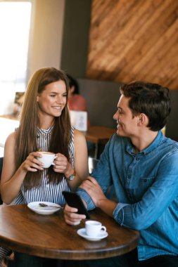 Telefonunuzun ve Cafe otururken Çift.