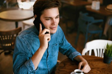 Evet ve Cafe kahve içme adam.