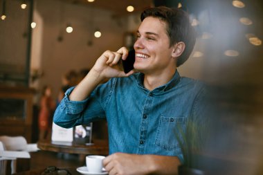 Evet ve Cafe kahve içme adam.