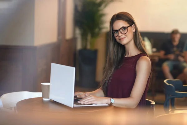 Werk vanuit een Cafe. Vrouw die op laptop In Cafe werkt. — Stockfoto