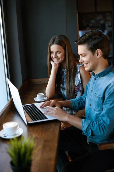 Beau couple travaillant sur ordinateur portable dans café . — Photo