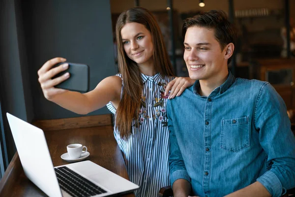 Hombre y mujer tomando fotos en el café . —  Fotos de Stock