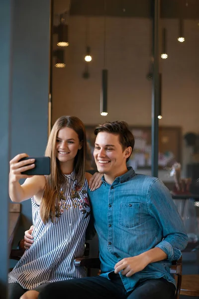 Un paio di caffe '. Giovane coppia scattare foto su telefono . — Foto Stock
