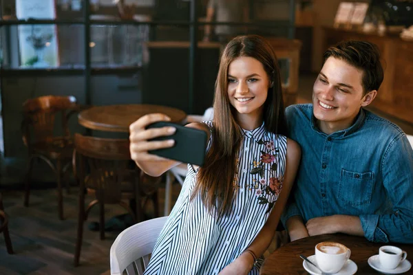 Vrienden nemen van foto's, drinken koffie In Cafe. — Stockfoto