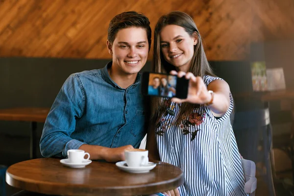 Amigos tirando fotos, bebendo café no café . — Fotografia de Stock