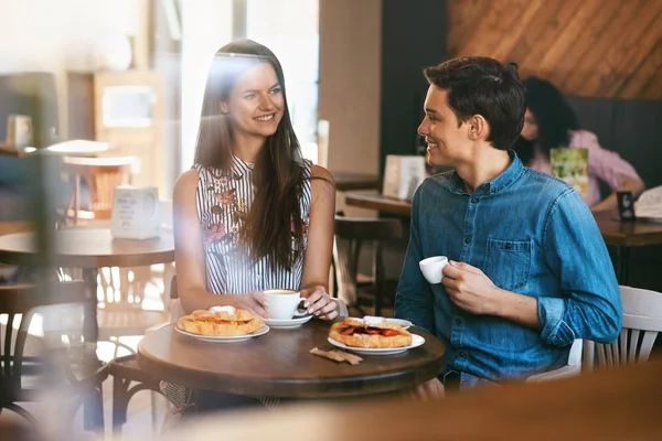 Cafe'romantik tarihte Çift. — Stok fotoğraf