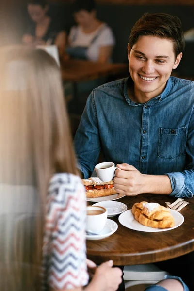 カフェでロマンチックなデートをカップルします。. — ストック写真