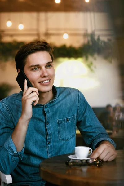 Homem falando no telefone e bebendo café no café . — Fotografia de Stock