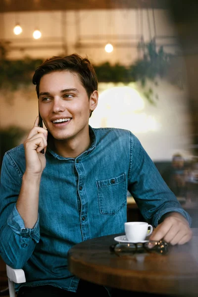 Homem falando no telefone e bebendo café no café . — Fotografia de Stock