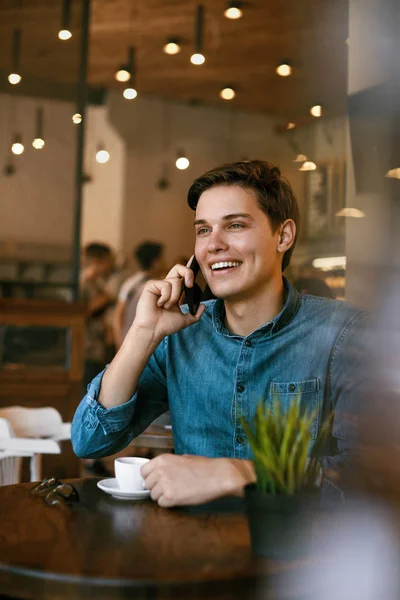 Man praten over telefoon en koffie drinken In Cafe. — Stockfoto