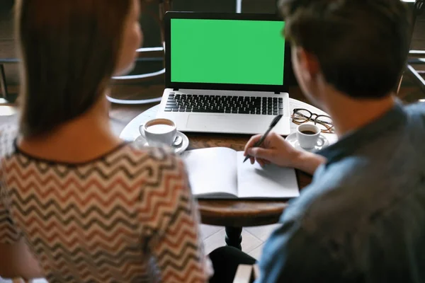 Młoda para, studia, za pomocą komputera w Cafe. — Zdjęcie stockowe