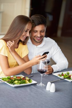 Restoranda yemek yerken telefonu arıyorum aşık Çift.