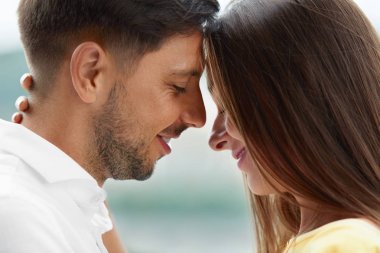 Açık havada birbirlerine zevk aşık genç Çift.