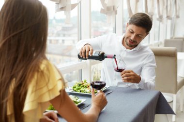 Restoranda romantik tarihte aşık güzel Çift.