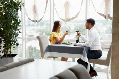 Güzel çift lüks restoranda akşam yemeği.