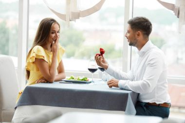 Restoran teklifinde. Adam kadını öneriyor