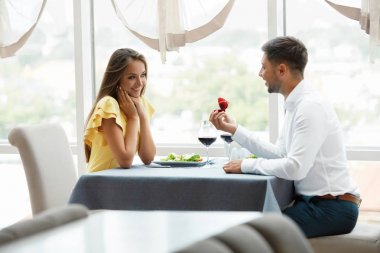 Restoran teklifinde. Adam kadını öneriyor