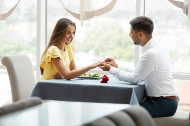 Adam kadına restoranda evlilik teklifi yapmak.