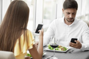 İletişim sorunu. Erkek ve kadın telefonlarıyla tarihte