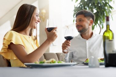 Güzel çift lüks restoranda akşam yemeği.