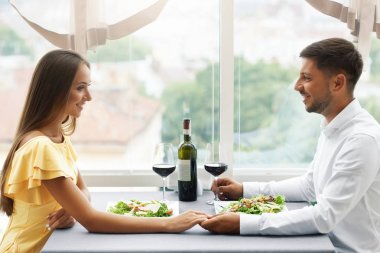 Romantik Çift restoranda iki kişilik akşam yemeği.