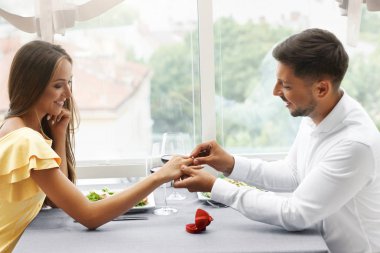 Adam kadına restoranda evlilik teklifi yapmak.