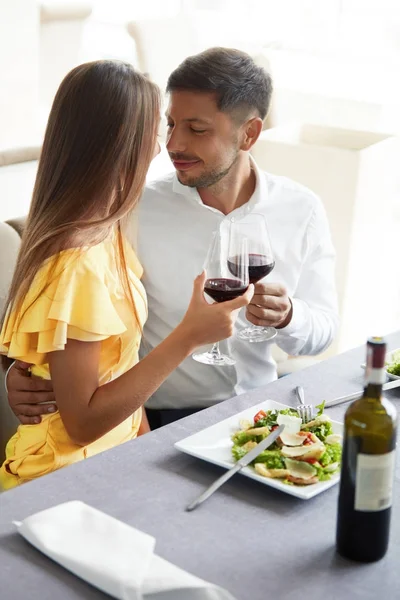 Casal encantador jantando no restaurante de luxo . — Fotografia de Stock