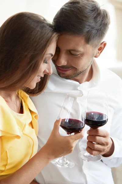 Casal no amor bebendo vinho no restaurante . — Fotografia de Stock