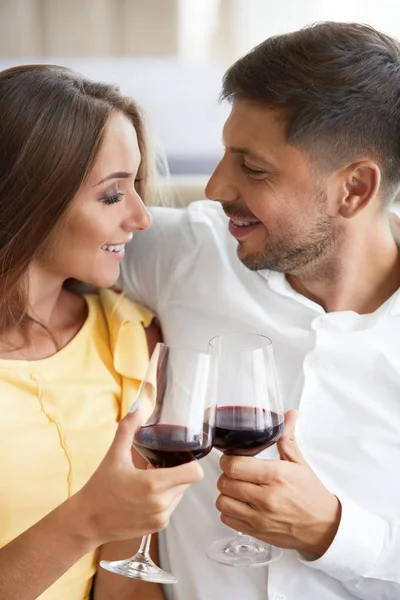 Casal no amor bebendo vinho no restaurante . — Fotografia de Stock