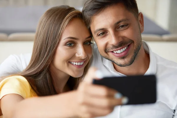 Gelukkige paar. Lachende paar nemen van foto In Restaurant. — Stockfoto