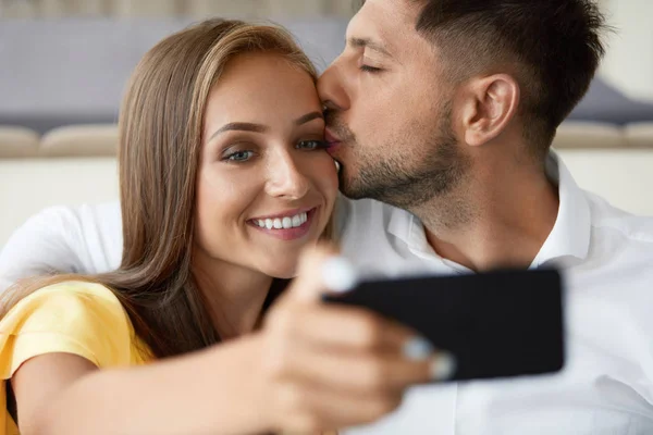 Joyeux Couple. Couple souriant prenant des photos dans le restaurant . — Photo