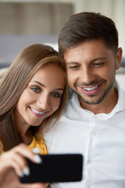 Gelukkige paar. Lachende paar nemen van foto In Restaurant. — Stockfoto