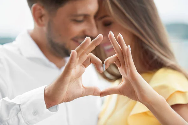 Beautiful Couple In beminen vervaardiging van hart met handen. — Stockfoto