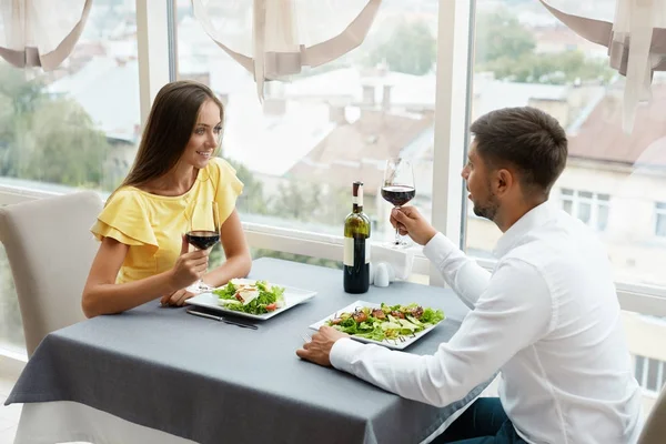 Vackert par i kärlek romantisk dag i restaurang. — Stockfoto